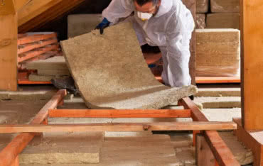 Ocieplanie poddasza w praktyce – wełną, pianką czy celulozą? 