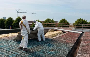 Wymiana dachu z eternitu – co warto wiedzieć? Na co wymienić?