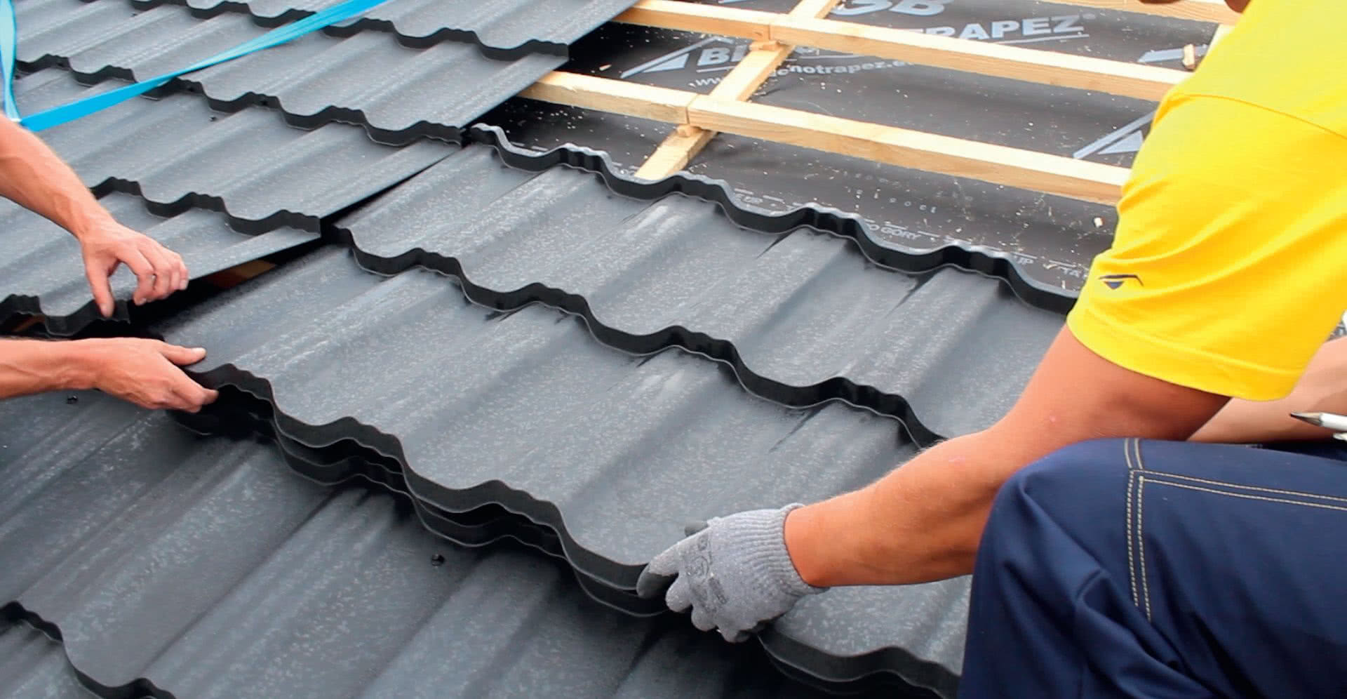 Blachodachówka modułowa to małe arkusze wygodne w transporcie i montażu Blachodachówka modułowa to małe arkusze wygodne w transporcie i montażu